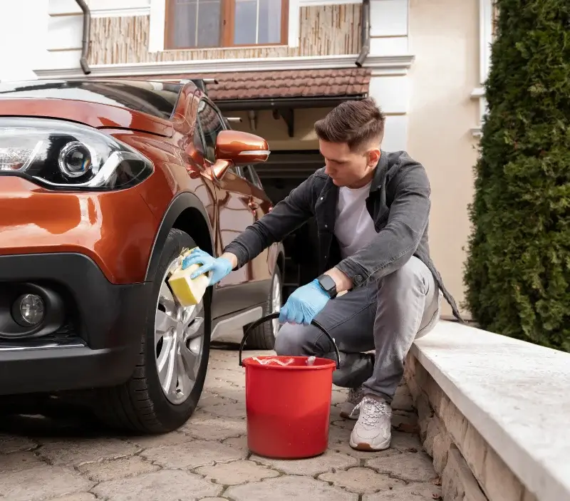 Lavage auto à domicile Lyas : professionnel intervenant sur un véhicule